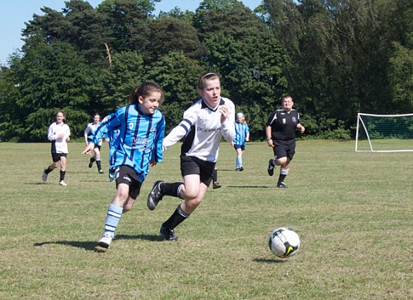 Bealing (centre) chases hard. The ref doesn't